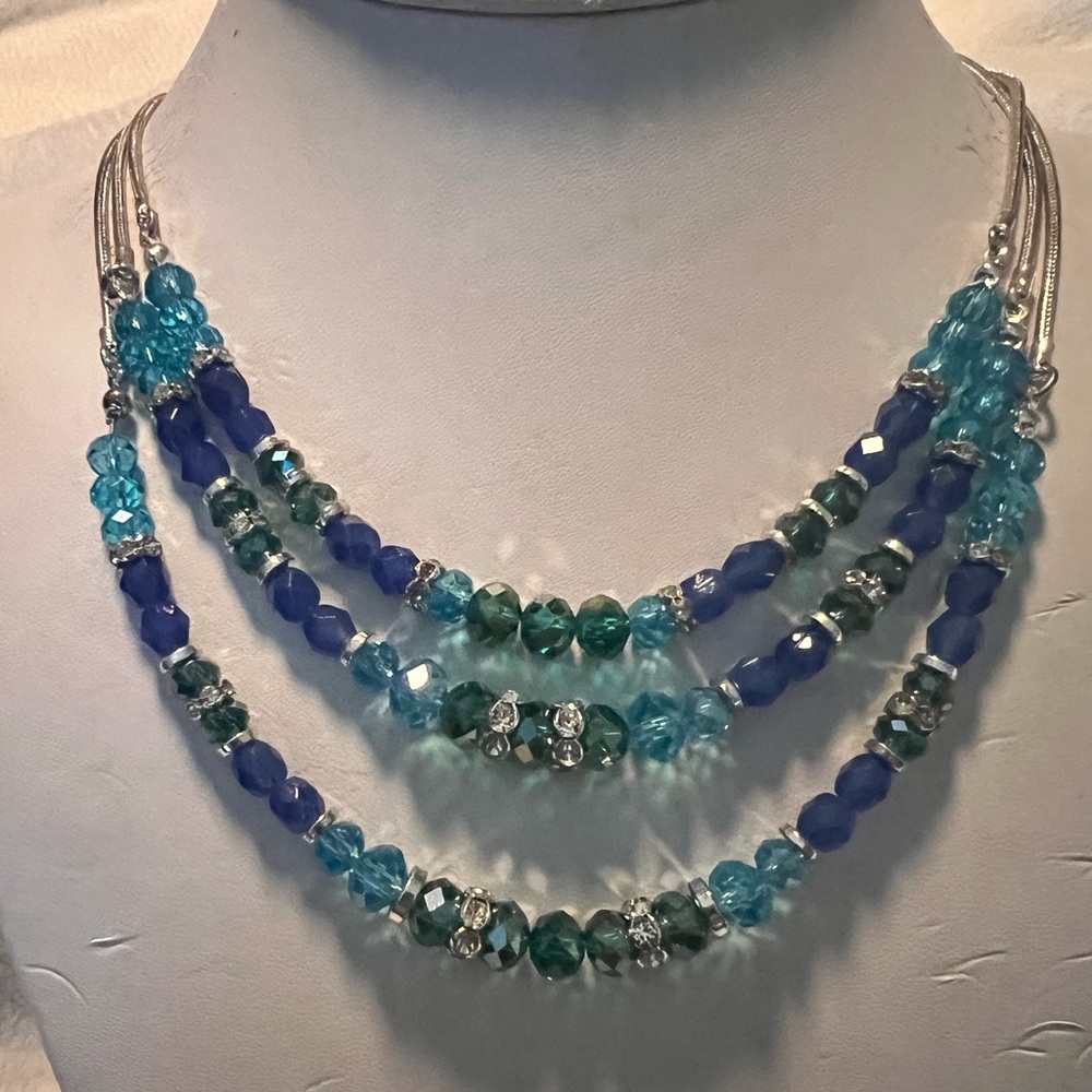 Sale NWOT Nine West Sparkly Blue Necklace
